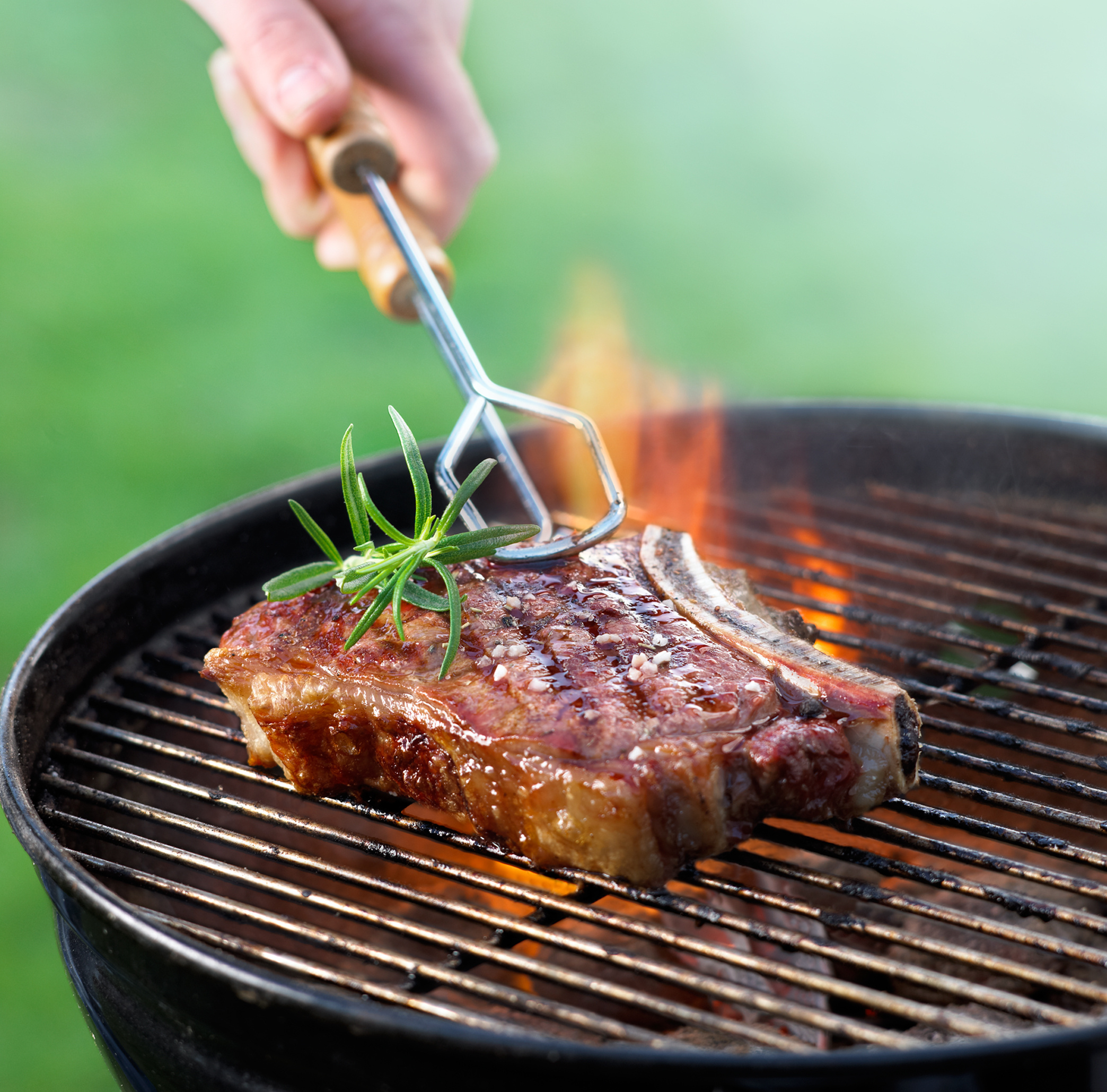 Grill. Парильяда Аргентина. Стейк на природе. Жарим мясо на мангале. Говядина BBQ.